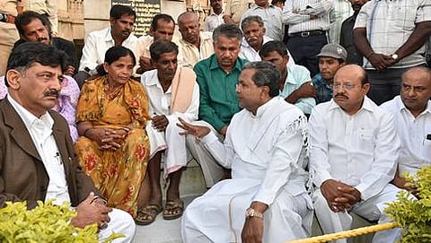 ಡಿ.ಕೆ.ರವಿ ಪೋಷಕರೊಂದಿಗೆ ಸಿಎಂ (ಚಿತ್ರ - ನಾಗರಾಜ್ ಗಡೇಕಲ್ )