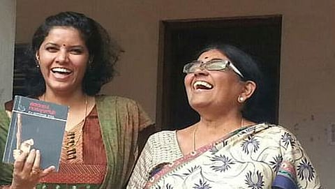 ಕೆ.ಪಿ ಪೂರ್ಣಚಂದ್ರ ತೇಜಸ್ವಿ ಪತ್ನಿ ರಾಜೇಶ್ವರಿ ಅವರೊಂದಿಗೆ ನಿರ್ದೇಶಕಿ ಸುಮನ ಕಿತ್ತೂರ್