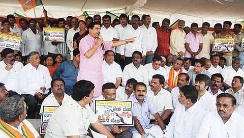 ಚುನಾವಣೆಗೆ ಆಗ್ರಹಿಸಿ ಬಿಜೆಪಿ ಧರಣಿ