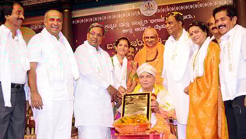 ನಿಡುಮಾಮಿಡಿ ಮಹಾಸಂಸ್ಥಾನದ ಪೀಠಾಧ್ಯಕ್ಷ ಶ್ರೀ ವೀರಭದ್ರ ಚನ್ನಮಲ್ಲ ಸ್ವಾಮೀಜಿ ಅವರಿಗೆ ಬಸವ ರಾಷ್ಟ್ರೀಯ ಪುರಸ್ಕಾರ ಪ್ರದಾನ