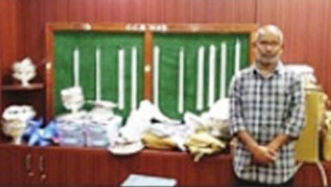 ವಶಪಡಿಸಿಕೊಂಡಿರುವ ವಸ್ತುಗಳೊಂದಿಗೆ ಬಂಧಿತ ಆರೋಪಿ