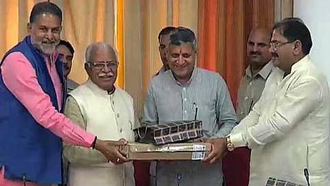 ಶಾಸಕರಿಗೆ ಲ್ಯಾಪ್‌ಟಾಪ್ ವಿತರಿಸುತ್ತಿರುವ ಖಟ್ಟರ್