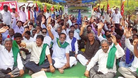 ಕೇಂದ್ರ ಸರ್ಕಾರ ಕಾರ್ಮಿಕ ವಿರೋಧಿ ನೀತಿ ಅನುಸರಿಸುತ್ತಿದ್ದು, ಅದನ್ನು ನಿಲ್ಲಿಸಬೇಕು ಎಂದು ಆಗ್ರಹಿಸಿ ಭೂಸ್ವಾಧೀನ ಮಸೂದೆ ವಿರೋಧಿ ಹೋರಾಟ ಸಮಿತಿ ಸದಸ್ಯರು ಶುಕ್ರವಾರ ಪುರಭವನದ ಮುಂದೆ