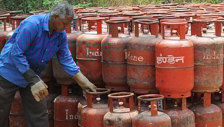 ಸಬ್ಸಿಡಿ ರಹಿತ ಗ್ಯಾಸ್ ಸಿಲಿಂಡರ್ ದರ ಕಡಿತ