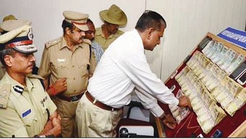 ವಶಪಡಿಸಿಕೊಂಡ ನಗದು ಹಾಗೂ ಇತರ ವಸ್ತುಗಳ ವೀಕ್ಷಿಸುತ್ತಿರುವ ನಗರ ಪೊಲೀಸ್ ಆಯುಕ್ತ ಎಂ.ಎನ್.ರೆಡ್ಡಿ, ಪಶ್ಚಿಮ ವಿಭಾಗ ಹೆಚ್ಚುವರಿ ಪೊಲೀಸ್ ಆಯುಕ್ತ ಅಲೋಕ್ ಕುಮಾರ್, ಡಿಸಿಪಿ ಟಿ.ಆರ್. ಸ