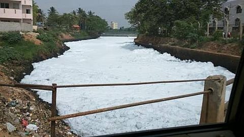 ರಾಸಾಯನಿಕ ಹೆಚ್ಚಾಗಿ ಯಮಲೂರು ಕೆರೆಯಲ್ಲಿ ಉಕ್ಕಿ ತೇಲುತ್ತಿರುವ ವಿಷಕಾರಿ ನೊರೆ