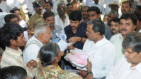 ಜನತಾ ದರ್ಶನದಲ್ಲಿ ಸಿದ್ದರಾಮಯ್ಯ (ಸಂಗ್ರಹ ಚಿತ್ರ)