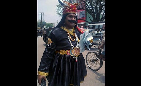 ಯಮರಾಜನ ವೇಷ ಹಾಕಿಕೊಂಡು ಚಲನ್ ಹಿಡಿದುಕೊಂಡು ಓಡಾಡುತ್ತಿರುವ  ಟ್ರಾಫಿಕ್ ಪೊಲೀಸರು