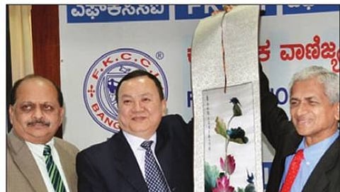 ಚೆಂಗ್ಡು ನಗರ ಪಾಲಿಕೆಯ ಉಪ ಮಹಾನಿರ್ದೇಶಕ ಫೆಂಗ್ ಷಿಂಗ್ ಅವರಿಗೆ ಎಫ್ ಕೆಸಿಸಿಐ ಅಧ್ಯಕ್ಷ ಎಸ್.ಸಂಪತ್ ರಾಮನ್ ಅವರು ಚಿತ್ರ ಕಲೆಯ ಪ್ರತಿ  ನೀಡಿ ಗೌರವಿಸಿದರು. ಹಿರಿಯ ಅಧ್ಯಕ್ಷ ತಲ್ಲಂ 