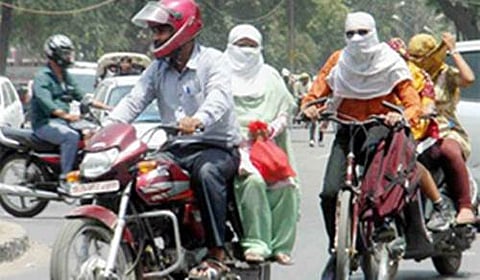 ಬಿಸಿಲಿನಿಂದ ರಕ್ಷಣೆ ಪಡೆಯುತ್ತಿರುವ ವಾಹನ ಸವಾರರು