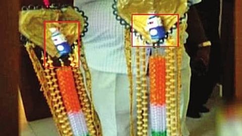ಸಿದ್ದರಾಮಯ್ಯ ಅವರಿಗೆ ಹಾಕಲಾದ ಎಲ್ಇಡಿ ಲೈಟ್ ಹಾಗೂ ಬ್ಯಾಟರಿ ಇರುವ ಹಾರ
