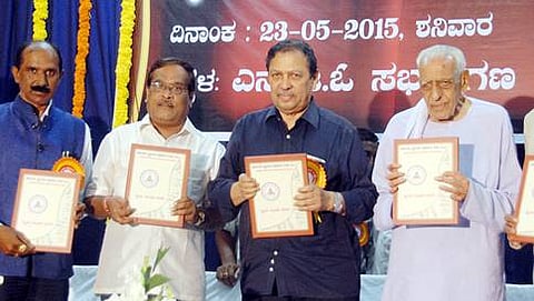 ಕರ್ನಾಟಕ ವೃತ್ತಿ ನಿರತ ಪತ್ರಕರ್ತರ ಸಂಘ ಎನ್‍ಜಿಒ ಸಭಾಂಗಣದಲ್ಲಿ ಸ್ಮರಣ ಸಂಚಿಕೆ ಬಿಡುಗಡೆ ಮಾಡಿದ ನಿವೃತ್ತ ಲೋಕಾಯುಕ್ತ ನ್ಯಾಯಮೂರ್ತಿ ಸಂತೋಷ್ ಹೆಗ್ಡೆ, ದೊರೆಸ್ವಾಮಿ ಮತ್ತಿತರರು.