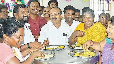 ಅಮ್ಮ ಕ್ಯಾಂಟೀನ್ ನಲ್ಲಿ ಊಟ ಸವಿಯುತ್ತಿರುವ ಜನ