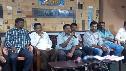 ಪತ್ರಿಕಾಗೋಷ್ಟಿಯಲ್ಲಿ ಮಾತನಾಡಿದ ಪ್ರಾಧ್ಯಾಪಕರಾದ ದಳವಾಯಿ, ಎಸ್.ಎಮ್ ಪಾಟೀಲ್, ದೇವರಾಜ ಮತ್ತಿತರರು.
