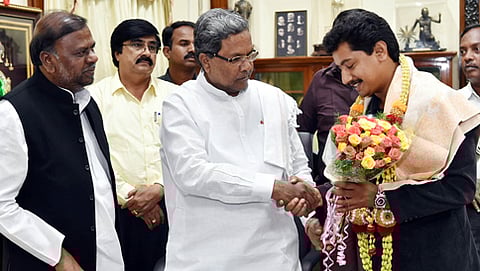 ಸಂಚಾರಿ ವಿಜಯ್ ಅವರಿಗೆ ಮುಖ್ಯಮಂತ್ರಿ ಸಿದ್ಧರಾಮಯ್ಯ ಅಭಿನಂದನೆ (ಕೃಪೆ : ಕೆಪಿಎನ್)