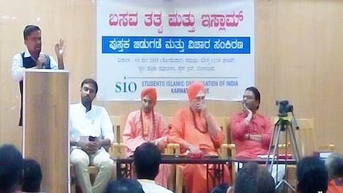 ಪ್ರೇಸ್ ಕ್ಲಬ್ ನಲ್ಲಿ ಕನ್ನಡ ಪುಸ್ತಕ ಪ್ರಾಧಿಕಾರದ ಅಧ್ಯಕ್ಷ ಬಂಜಗೆರೆ ಜಯಪ್ರಕಾಶ್ ಹಾಗೂ ಶಿವರುದ್ರ ಸ್ವಾಮೀಜಿ 'ಬಸವ ತತ್ವ ಮತ್ತು ಇಸ್ಲಾಂ' ಕೃತಿ ಬಿಡುಗಡೆ ಮಾಡಿದರು.