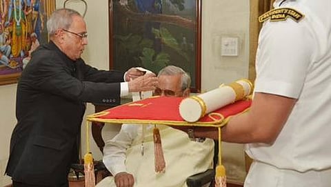 ವಾಜಪೇಯಿ ಅವರಿಗೆ ಪ್ರಶಸ್ತಿ ಪ್ರದಾನ ಮಾಡುತ್ತಿರುವ ರಾಷ್ಟ್ರಪತಿ ಪ್ರಣಬ್ ಮುಖರ್ಜಿ