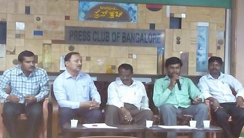 ಪತ್ರಿಕಾಗೋಷ್ಠಿ ನಡೆಸಿದ ವಂಡರ್ ಲಾ ಕಾರ್ಮಿಕ ಸಂಘದ ಗಂಗಣ್ಣ, ರವಿಕುಮಾರ್ ಮತ್ತಿತರರು.