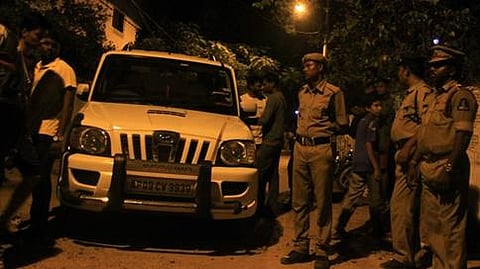 ಶಾಸಕನನ್ನು ಬಂಧಿಸುತ್ತಿರುವ ಭ್ರಷ್ಟಾಚಾರ ನಿಗ್ರಹ ದಳದ ಸಿಬ್ಬಂದಿ