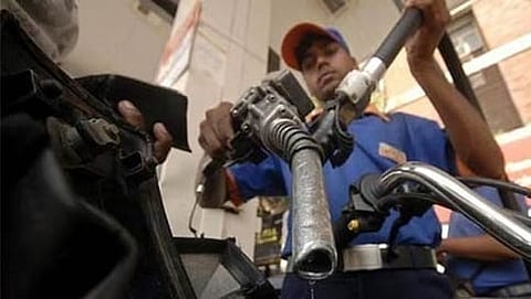 ಪೆಟ್ರೋಲ್ ದರ 64 ಪೈಸೆ ಏರಿಕೆ, ಡೀಸೆಲ್ ದರ 1.35 ರೂ ಇಳಿಕೆ