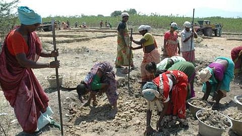 ಕಾರ್ಮಿಕರು(ಸಾಂದರ್ಭಿಕ ಚಿತ್ರ)