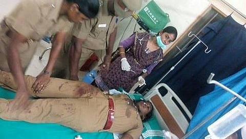 ಘರ್ಷಣೆಯಲ್ಲಿ ಗಾಯಗೊಂಡ ಸಿಬ್ಬಂದಿ ಆಸ್ಪತ್ರೆಯಲ್ಲಿ ದಾಖಲಾಗಿರುವ ಚಿತ್ರ