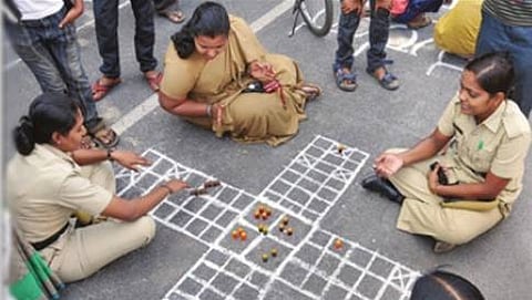 ಅಲ್ಲಾಳಸಂದ್ರ ಕೆರೆಹಬ್ಬದಲ್ಲಿ ಪೊಲೀಸ್ ಮಹಿಳಾ ಸಿಬ್ಬಂದಿ ಪಗಡೆ ಆಟ ಆಡಿ ಸಂಭ್ರಮಿಸಿದ ಕ್ಷಣ.