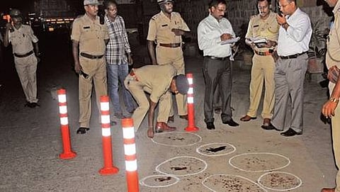 ಗುಂಡು ಹಾರಿಸಿದ ಸ್ಥಳ ಪರಿಶೀಲನೆ ಮಾಡುತ್ತಿರುವ ಹಿರಿಯ ಪೊಲೀಸ್ ಅಧಿಕಾರಿಗಳು