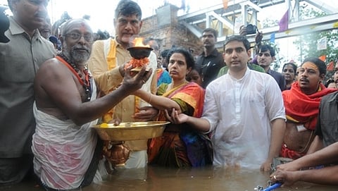 ಗೋದಾವರಿ ಮಹಾ ಪುಷ್ಕರ ಮೇಳಕ್ಕೆ ಚಾಲನೆ ನೀಡುತ್ತಿರುವ ಮುಖ್ಯಮಂತ್ರಿ ಚಂದ್ರಬಾಬು ನಾಯ್ಡು ಚಿತ್ರ