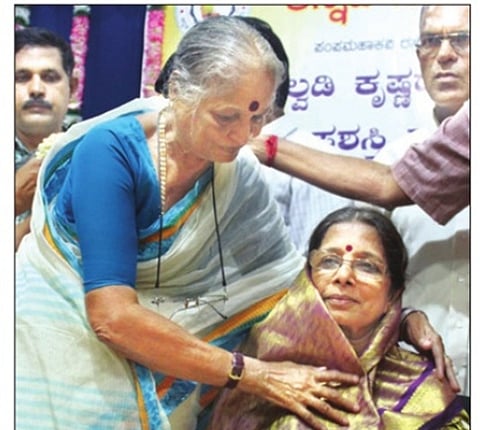 ಕನ್ನಡ ಸಾಹಿತ್ಯ ಪರಿಷತ್ ಏರ್ಪಡಿಸಿದ್ದ ಕಾರ್ಯಕ್ರಮದಲ್ಲಿ ಲೇಖಕಿ ಡಾ, ವೈದೇಹಿ ಅವರಿಗೆ ನಾಲ್ವಡಿ ಕೃಷ್ಣರಾಜ ಒಡೆಯರ್ ಪ್ರಶಸ್ತಿ ಪ್ರಧಾನ ಮಾಡಲಾಯಿತು.