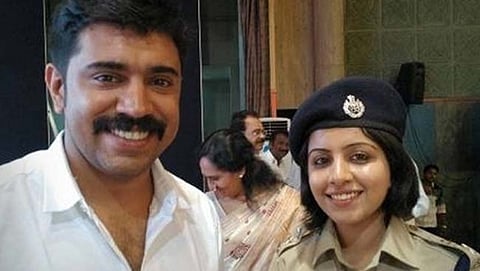 ಫೇಸ್ ಬುಕ್ ನಲ್ಲಿ ಕೇರಳದ ಮಹಿಳಾ ಎಸಿಪಿ ಮೆರೀನ್ ಜೋಸೆಫ್ ಹಾಕಿರುವ ನಟ ನಿವಿನ್ ಪೌಲಿಯೊಂದಿಗಿರುವ ಚಿತ್ರ