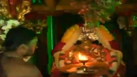 ಆಷಾಢ ಶುಕ್ರವಾರ ಹಿನ್ನಲೆಯಲ್ಲಿ ಮೈಸೂರಿನ ಚಾಮುಂಡಿ ಬೆಟ್ಟದಲ್ಲಿ ಚಾಮುಂಡೇಶ್ವರಿಗೆ ವಿಶೇಷ ಪೂಜೆ.