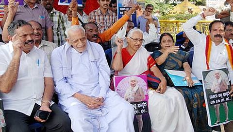 ಲೋಕಾಯುಕ್ತ ನ್ಯಾ.ಭಾಸ್ಕರ್ ರಾವ್ ತಮ್ಮ ಸ್ಥಾನಕ್ಕೆ ರಾಜಿನಾಮೆ ನೀಡಬೇಕೆಂದು ಆಗ್ರಹಿಸಿ ಪ್ರತಿಭಟನೆ
