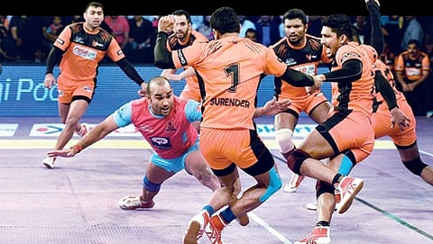 ಶನಿವಾರ ಮುಂಬೈನಲ್ಲಿ ಶುರುವಾದ ಪ್ರೊ ಕಬಡ್ಡಿ ಲೀಗ್ ಪಂದ್ಯಾವಳಿಯ ಆರಂಬಿsಕ ಪಂದ್ಯದಲ್ಲಿ ಯು ಮುಂಬಾ ಹಾಗೂ ಜೈಪುರ ಪ್ಯಾಂಥರ್ಸ್ ಆಟಗಾರರು ಸೆಣಸಾಡಿದರು.