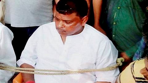 ಶಾಸಕ ಬಬ್ಬನ್ ಸಿಂಗ್ ಚೌಹಾನ್ ಅವರನ್ನು ಗ್ರಾಮಸ್ಥರು ಕುರ್ಚಿಗೆ ಕಟ್ಟಿ ಹಾಕಿರುವುದು