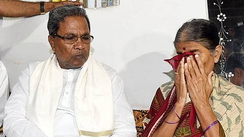 ಮಂಡ್ಯ ಜಿಲ್ಲೆಯಲ್ಲಿ ಆತ್ಮಹತ್ಯೆ ಮಾಡಿಕೊಂಡ ರೈತ, ಎಚ್.ಲ್. ಶಿವಲಿಂಗೇಗೌಡ ಅವರ ನಿವಾಸಕ್ಕೆ ಮುಖ್ಯಮಂತ್ರಿ ಸಿದ್ದರಾಮಯ್ಯ ಭೇಟಿ ಮಾಡಿದಾಗ ರೈತನ ತಾಯಿಯನ್ನು ಸಂತೈಸಿದ ಕ್ಷಣ.