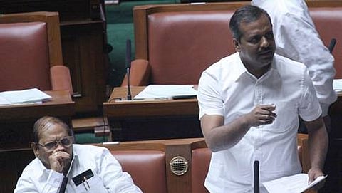 ಪ್ರಶ್ನೆ ಬರೆದುಕೊಟ್ಟಿದ್ಯಾರು, ವೈದ್ಯರೇ? ಪರಿಷತ್ ಸದಸ್ಯರಿಗೆ ಖಾದರ್ ತರಾಟೆ