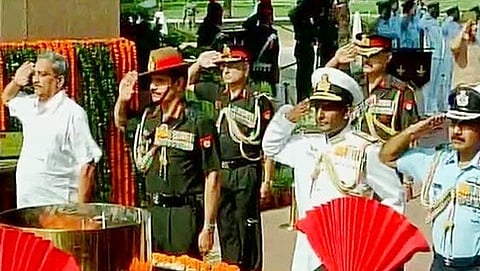 ವೀರ ಯೋಧರಿಗೆ ಅಮರ್ ಜವಾನ್ ಜ್ಯೋತಿಯಲ್ಲಿ ರಕ್ಷಣಾ ಸಚಿವ ಮನೋಹರ್ ಪರಿಕ್ಕರ್ ಹಾಗೂ ವಾಯುಸೇನೆ, ನೌಕಾಸೇನೆ ಮತ್ತು ಭೂಸೇನೆಯ ಮುಖ್ಯಸ್ಥರು ನಮನ ಸಲ್ಲಿಸುತ್ತಿರುವ ಚಿತ್ರ (ಫೋಟೋ ಕೃಪೆ: ಎ