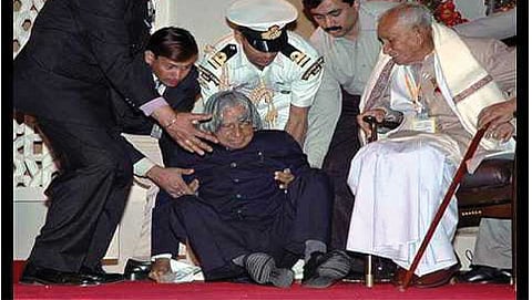 ಕಲಾಂ ಜಾರಿ ಬೀಳುತ್ತಿರುವ ಫೋಟೋ (ಸಂಗ್ರಹ ಚಿತ್ರ)