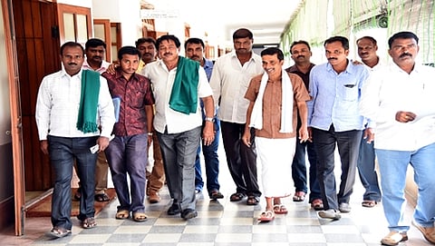ಬೆಂಗಳೂರಿನಲ್ಲಿ ಬುಧವಾರ ಸಕ್ಕರೆ ಖಾತೆ ಸಚಿವ ಎಚ್.ಎಸ್.ಮಹದೇವ ಪ್ರಸಾದ್ ಕರೆದಿದ್ದ ಕಬ್ಬು ಮಂಡಳಿ ಸಭೆಗೆ ಆಗಮಿಸುತ್ತಿರುವ ಶಾಸಕ ಪುಟ್ಟಣ್ಣಯ್ಯ ಮತ್ತು ರೈತ ಮುಖಂಡರು
