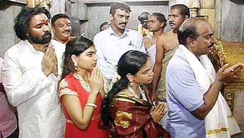 ಮಾಜಿ ಸಚಿವ ಜಿ. ಜನಾರ್ದನ ರೆಡ್ಡಿ ಹಾಗೂ ಸಂಸದ ಬಿ. ಶ್ರೀರಾಮುಲು ಚಾಮುಂಡಿಬೆಟ್ಟಕ್ಕೆ ಭೇಟಿ ನೀಡಿದ ಚಿತ್ರ