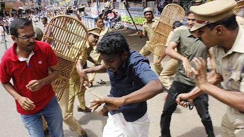 ಹಿಂಸಾಚಾರಕ್ಕೆ ತಿರುಗಿದ ವಿದ್ಯಾರ್ಥಿಗಳ ಪ್ರತಿಭಟನೆ (ಸಾಂದರ್ಭಿಕ ಚಿತ್ರ)