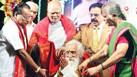 ರವೀಂದ್ರ ಕಲಾಕ್ಷೇತ್ರದಲ್ಲಿ ಭಾನುವಾರ ಹಮ್ಮಿಕೊಂಡಿದ್ದ ಬಿಎಸ್‍ಎಸ್ ಕೌಶಿಕ್ ಶತಮಾನೋತ್ಸವ ಸಮಾರಂಭದಲ್ಲಿ ಕೌಶಿಕ್ ಅವರನ್ನು ಅಭಿನಂದಿಸಲಾಯಿತು. ಮಾರ್ಕಂಡೇಯ ಅವಧಾನಿ, ಗಂಗಮ್ಮ ಕೇಶವಮೂರ್