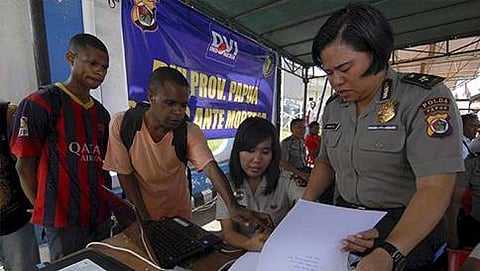 ಮೃತ ಪ್ರಯಾಣಿಕರ ಸಂಬಂಧಿಗಳಿಂದ ಮಾಹಿತಿ ಪಡೆಯುತ್ತಿರುವ ರಕ್ಷಣಾ ಸಿಬ್ಬಂದಿ