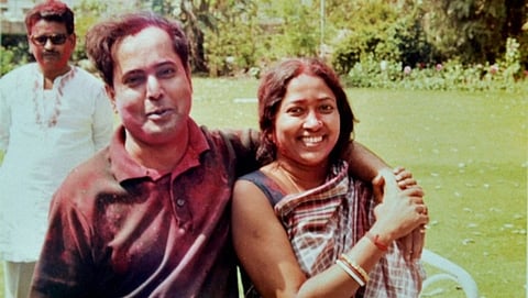 1980ರಲ್ಲಿ ಹೋಲಿ ಸಂಭ್ರಮಾಚರಣೆ ವೇಳೆ ಪತಿ ಪ್ರಣಬ್ ಮುಖರ್ಜಿ ಅವರೊಂದಿಗೆ ಶುಭ್ರಾ ಮುಖರ್ಜಿ.