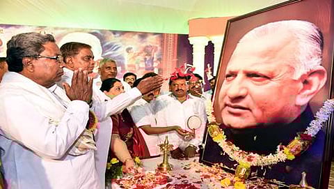 ದೇವರಾಜ ಅರಸು ಜನ್ಮ ಶತಮಾನೋತ್ಸವ ಅಂಗವಾಗಿ ದೇವರಾಜ ಅರಸು ಪ್ರಶಸ್ತಿ ಪ್ರದಾನ(ಕೆಪಿಎನ್ ಚಿತ್ರ)