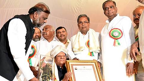 ದೇವರಾಜು ಅರಸು ಅವರ ಜನ್ಮದಿನೋತ್ಸವದಂದು ಕಾಂಗ್ರೆಸ್ ನಾಯಕ ಮತ್ತು ಮಾಜಿ ಕೇಂದ್ರ ಸಚಿವ ಆರ್.ಎಲ್.ಜಲಪ್ಪ (90) ಅವರಿಗೆ ಮುಖ್ಯಮಂತ್ರಿ ಸಿದ್ದರಾಮಯ್ಯ 2015ರ ಡಿ.ದೇವರಾಜು ಅರಸು ಪ್ರಶಸ್