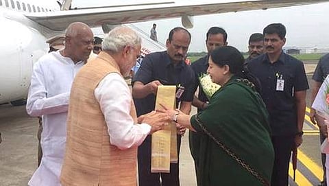 ಚೆನ್ನೈ ವಿಮಾನ ನಿಲ್ದಾಣದಲ್ಲಿ ಪ್ರಧಾನಿಯನ್ನು ಸ್ವಾಗತಿಸಿದ ತಮಿಳುನಾಡು ಮುಖ್ಯಮಂತ್ರಿ ಜಯಲಲಿತಾ