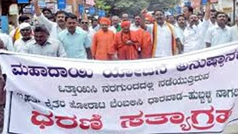 ಕಳಸಾ ಬಂಡೂರಿ ಯೋಜನೆಗೆ ಆಗ್ರಹಿಸಿ ಪ್ರತಿಭಟನೆ ನಡೆಸುತ್ತಿರು ರೈತರು