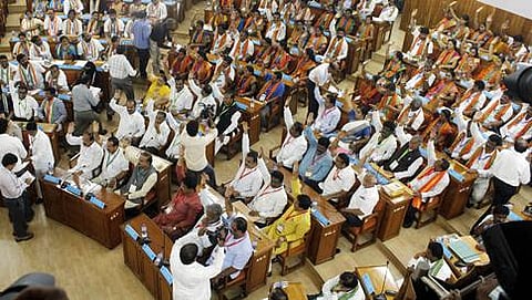 ಮೇಯರ್ ಚುನಾವಣೆ ವೇಳೆ ಪೌರ ಸಭಾಂಗಣದಲ್ಲಿ ತುಂಬಿರುವ ಶಾಸಕರು, ಸಚಿವರು ಹಾಗೂ ಕಾರ್ಪೊರೇಟರ್ ಗಳು (ಫೋಟೋ ಕೃಪೆ: ಕೆಪಿಎನ್)